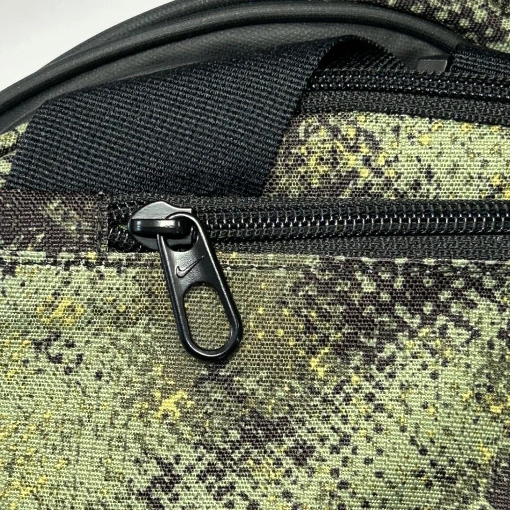 Nike Brasilia 9.5 Training Duffel Bag Medium Green Black Digital Camo FZ2585-386